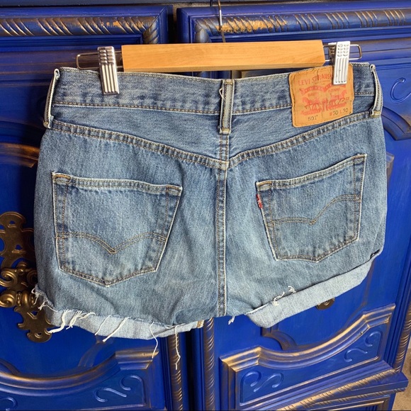 LEVI’s 501 Cut Off Jean Shorts Size 30 Button Fly - Picture 2 of 4